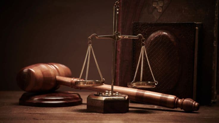 Ketika Hukum Berjalan di Atas Kabel Data: Menyelami Dinamika Penegakan Keadilan di Abad Digital