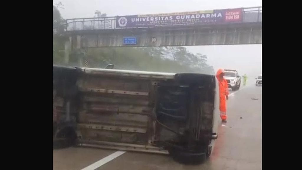 Hujan Deras di Bocimi, Mobil Terguling Tapi Nyawa Selamat: Pelajaran Keselamatan di Balik Insiden KM 68