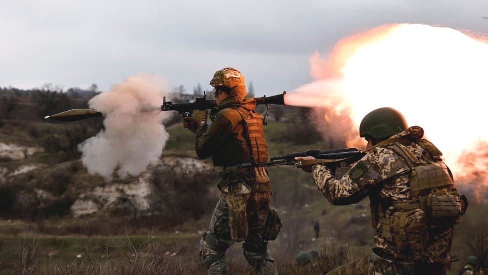 Ketika Pedang Menulis Sejarah: Bagaimana Konflik Bersenjata Mengukir Wajah Peradaban Kita