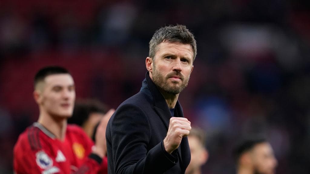 Misteri Kursi Panas Old Trafford: Mengapa Manajemen United Berpikir Dua Kali Soal Carrick?