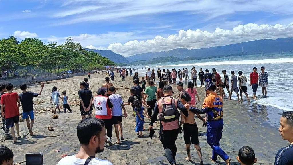 Saat Laut Menunjukkan Kekuatannya: Kisah Nyaris Tragis Tiga Remaja di Pantai Sukabumi