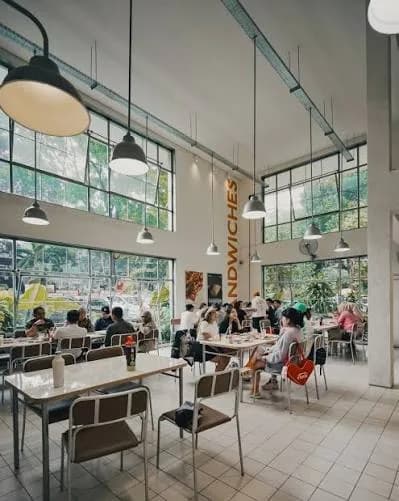 BMB Canteen: Ketika Sepotong Sourdough dan Konsep Kanteen Inggris Mengubah Peta Kuliner Bandung
